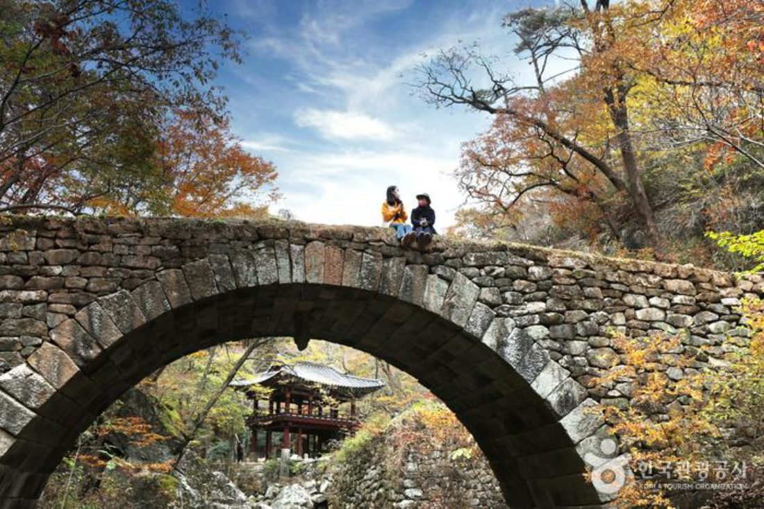 산사로 가는 아름다운 길과 정겨운 초가지붕